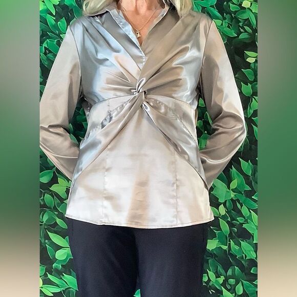 ✨ Ann Taylor Metallic Silver V-Neck Blouse w/ Twist Detail – Size 10 - Picture 2 of 6
